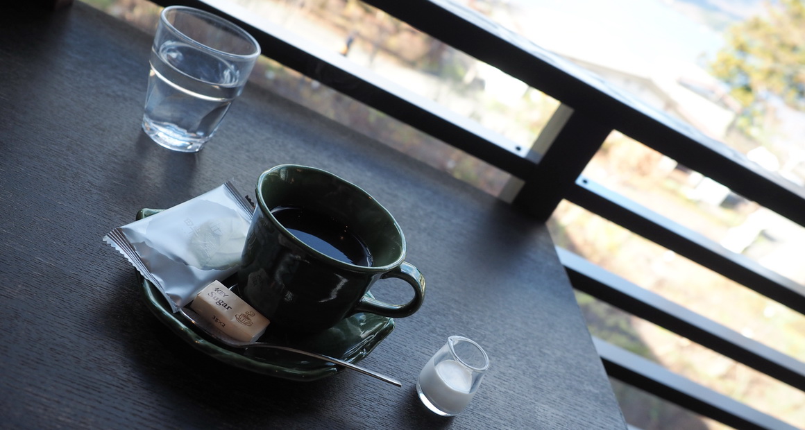箱根_畔屋内_カフェ湖紋のスペシャルティコーヒー 畔屋ブレンドお菓子が付く