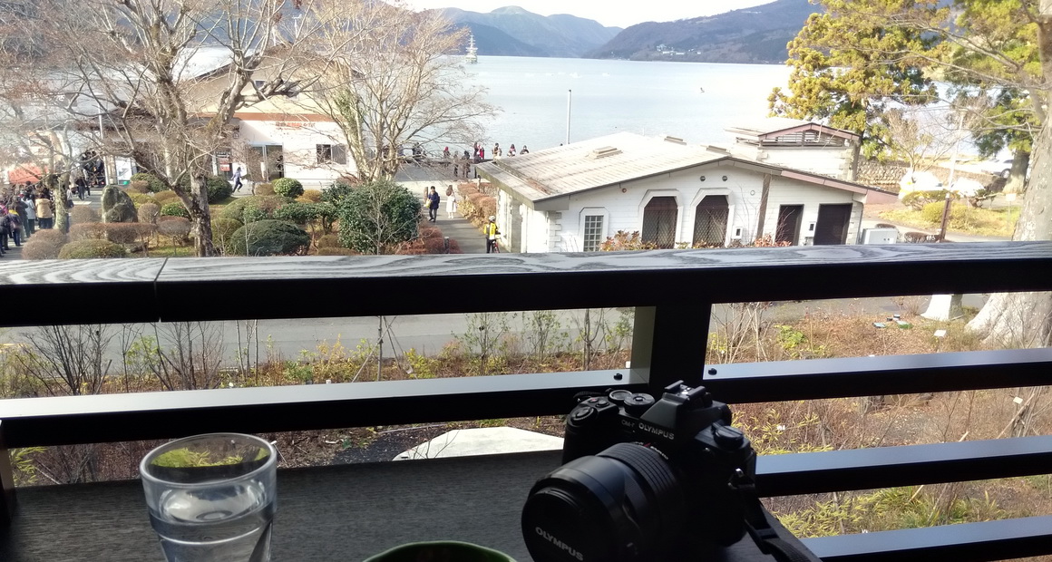 箱根_畔屋内_カフェ湖紋の窓側席からの眺め