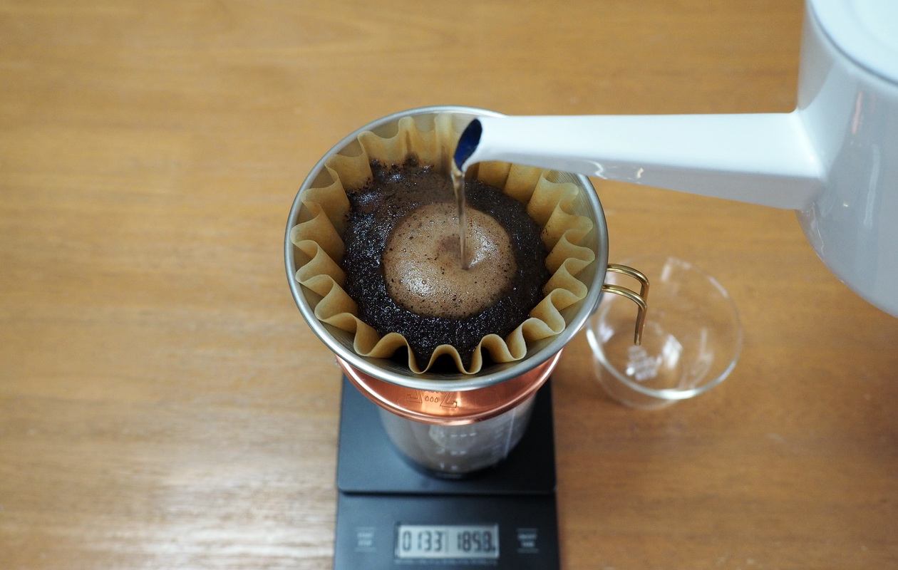珈琲丸のコーヒー『ウガンダ ブギシュ ティピカAA』の抽出はカリタウェーブで_抽出中