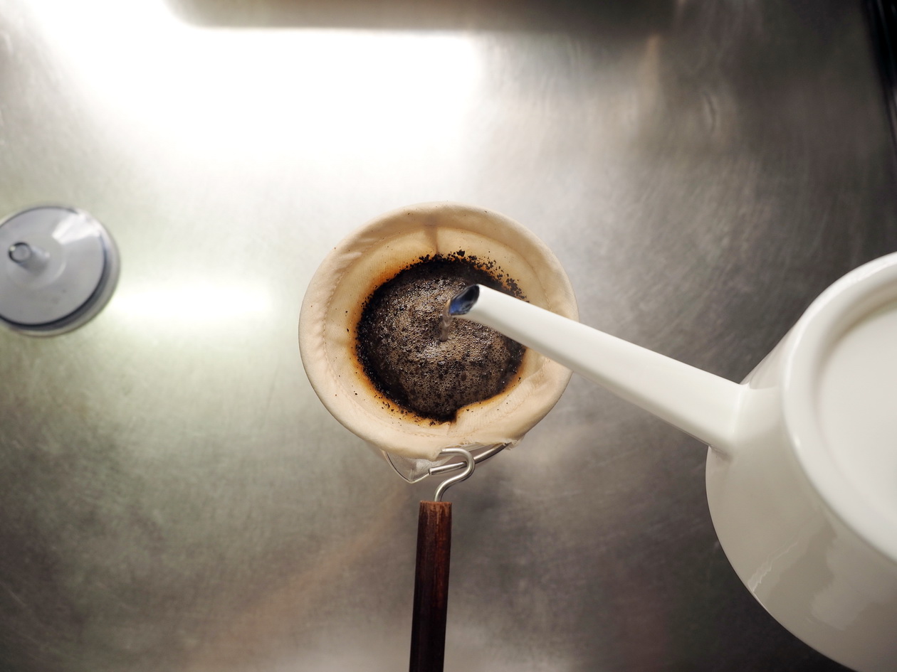コーヒー豆の通販_購入のマタタビ珈琲豆店_エチオピアの抽出開始（ネルドリップ）