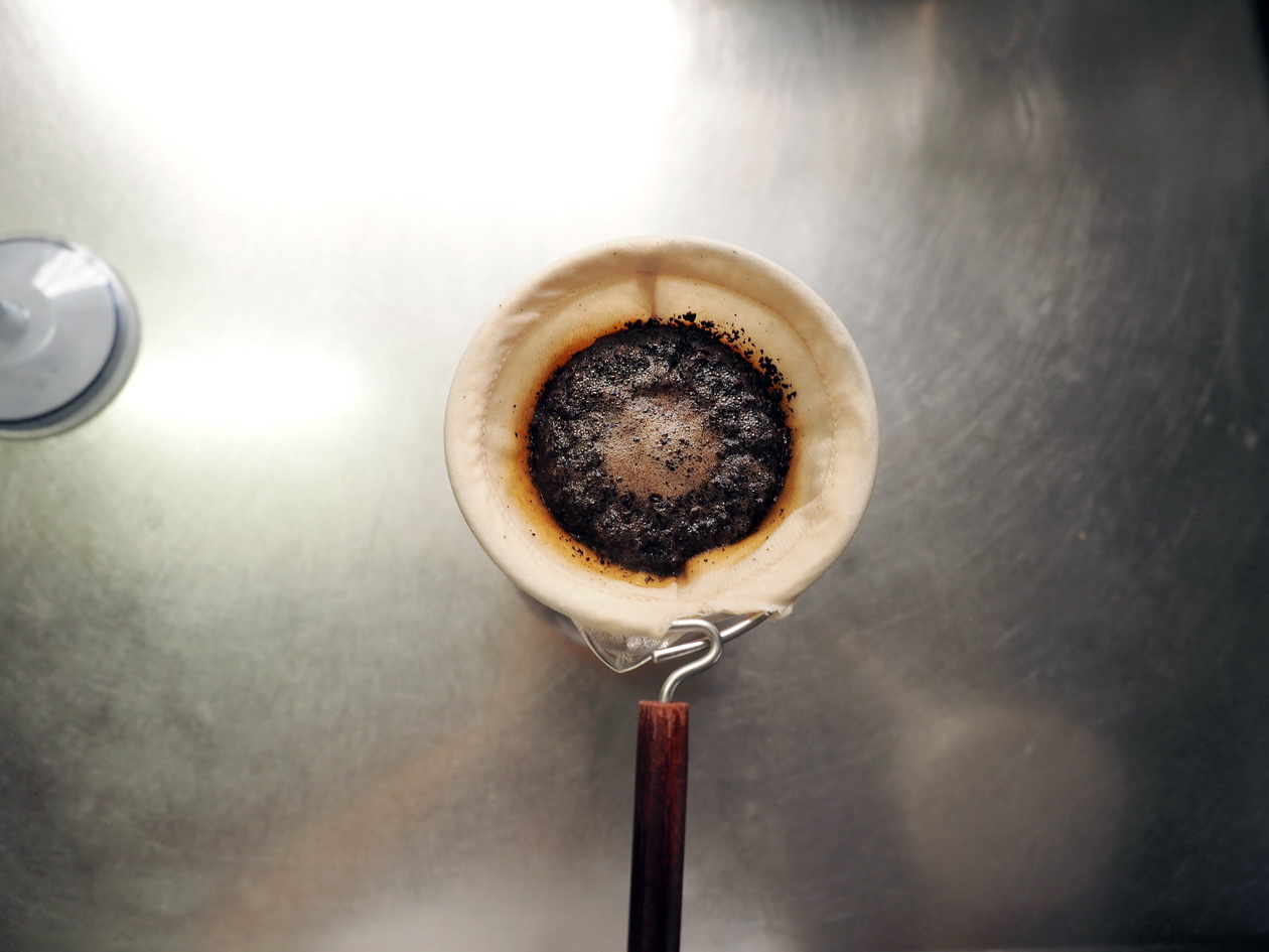 コーヒー豆の通販_購入のマタタビ珈琲豆店_エチオピアの抽出中（ネルドリップ）