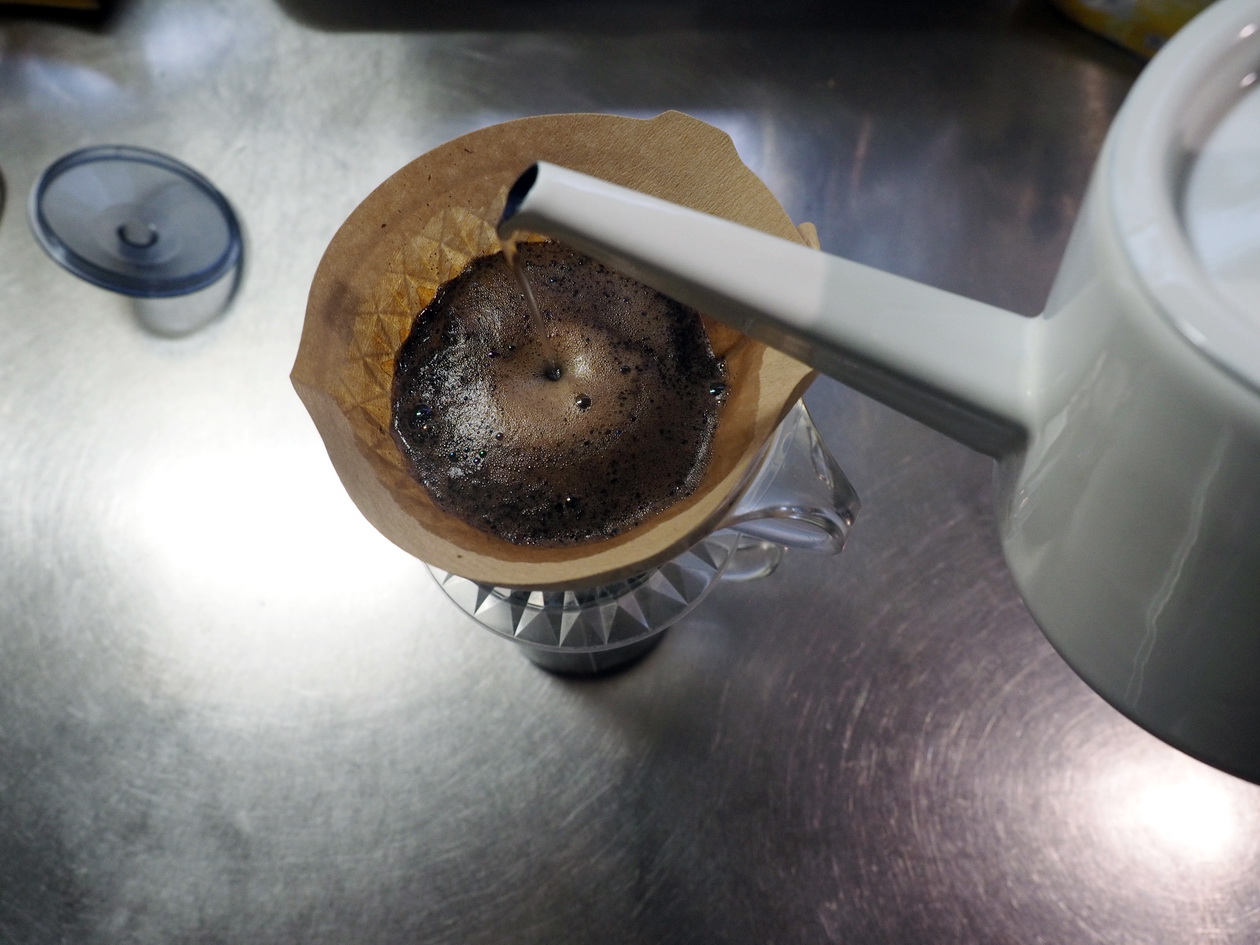 コーヒー豆の通販_購入のマタタビ珈琲豆店_マンデリンの抽出を開始（ペーパードリップ）