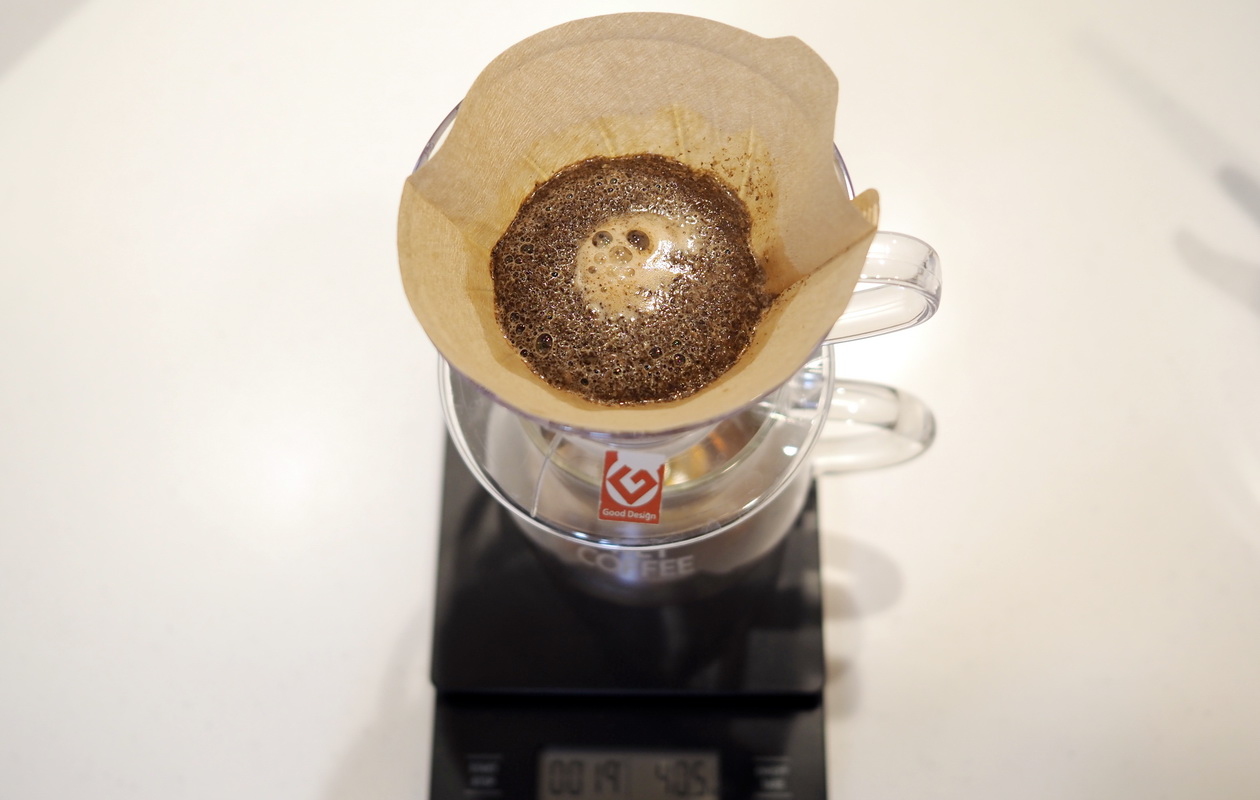 仙台のカフェ デアストア（darestore）のコーヒー_ブラジル サンタカタリーナ農園を蒸らし中_V60使用
