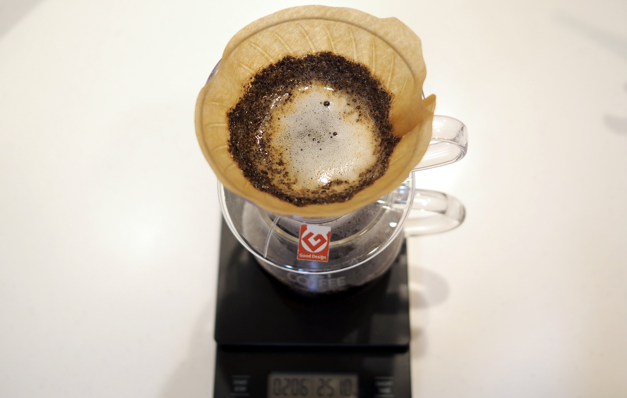 仙台のカフェ デアストア（darestore）のコーヒー_ブラジル サンタカタリーナ農園のドリップ中_V60使用
