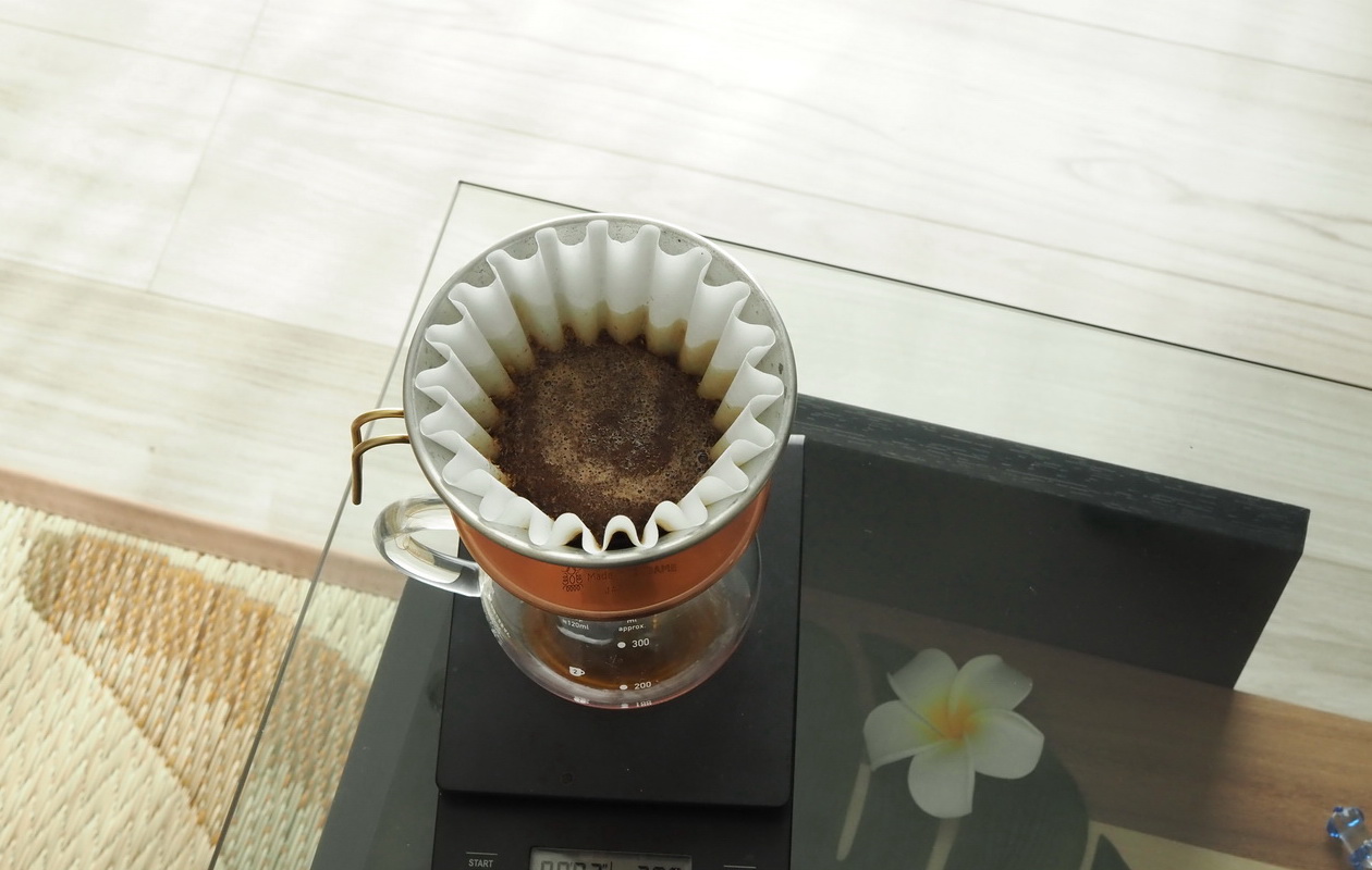 Croaster Select Coffeeのルワンダ カリシンピをハンドドリップで抽出-蒸らし中-