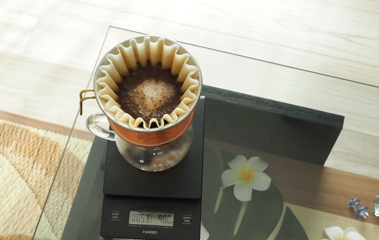 Croaster Select Coffeeのルワンダ カリシンピをハンドドリップで抽出中